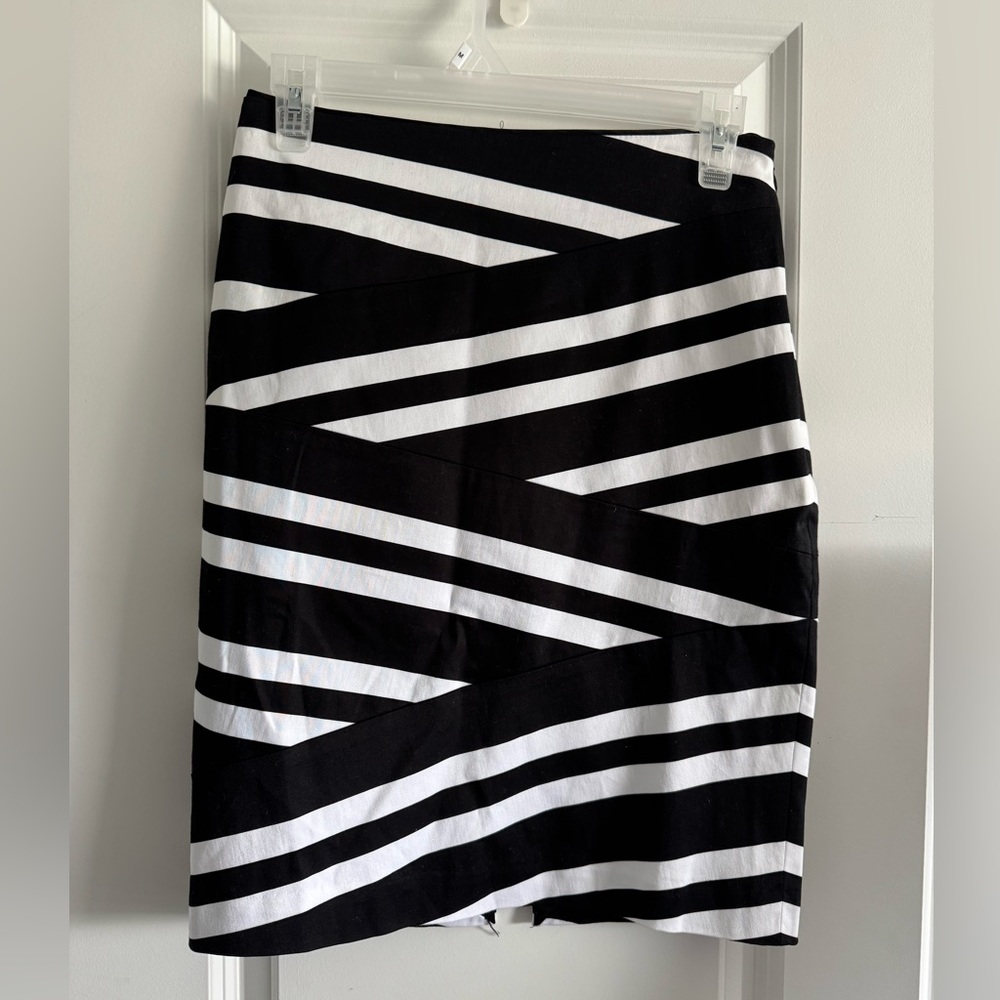 White House Black Market Black and White Pencil Skirt Knee-Length